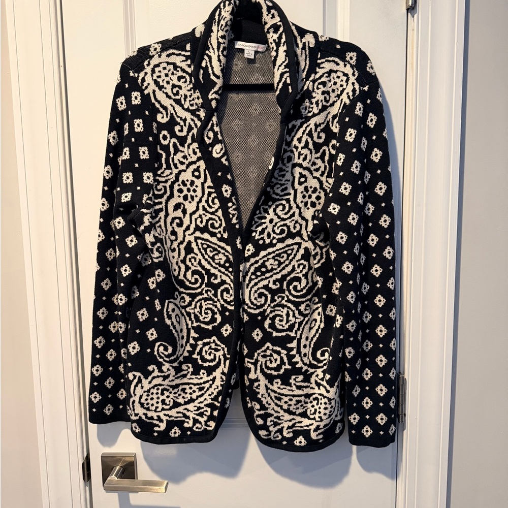 Isaac Mizrahi Elegant Black and Cream Blazer